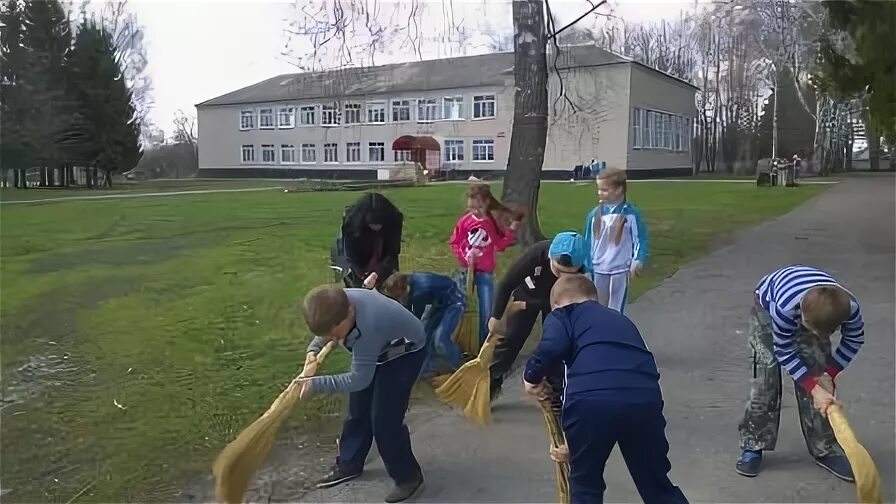 Фотографии рейд чистоты в школе. 18.04.2022г.в Салтыках около школы поймали участников пинбола.