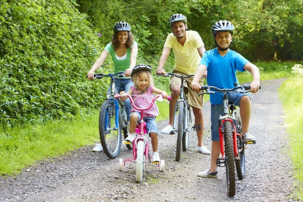 Полезные развлечения. Семья на велосипедах. Семья катается на велосипедах. Велосипеды для всей семьи. Дети с велосипедом.
