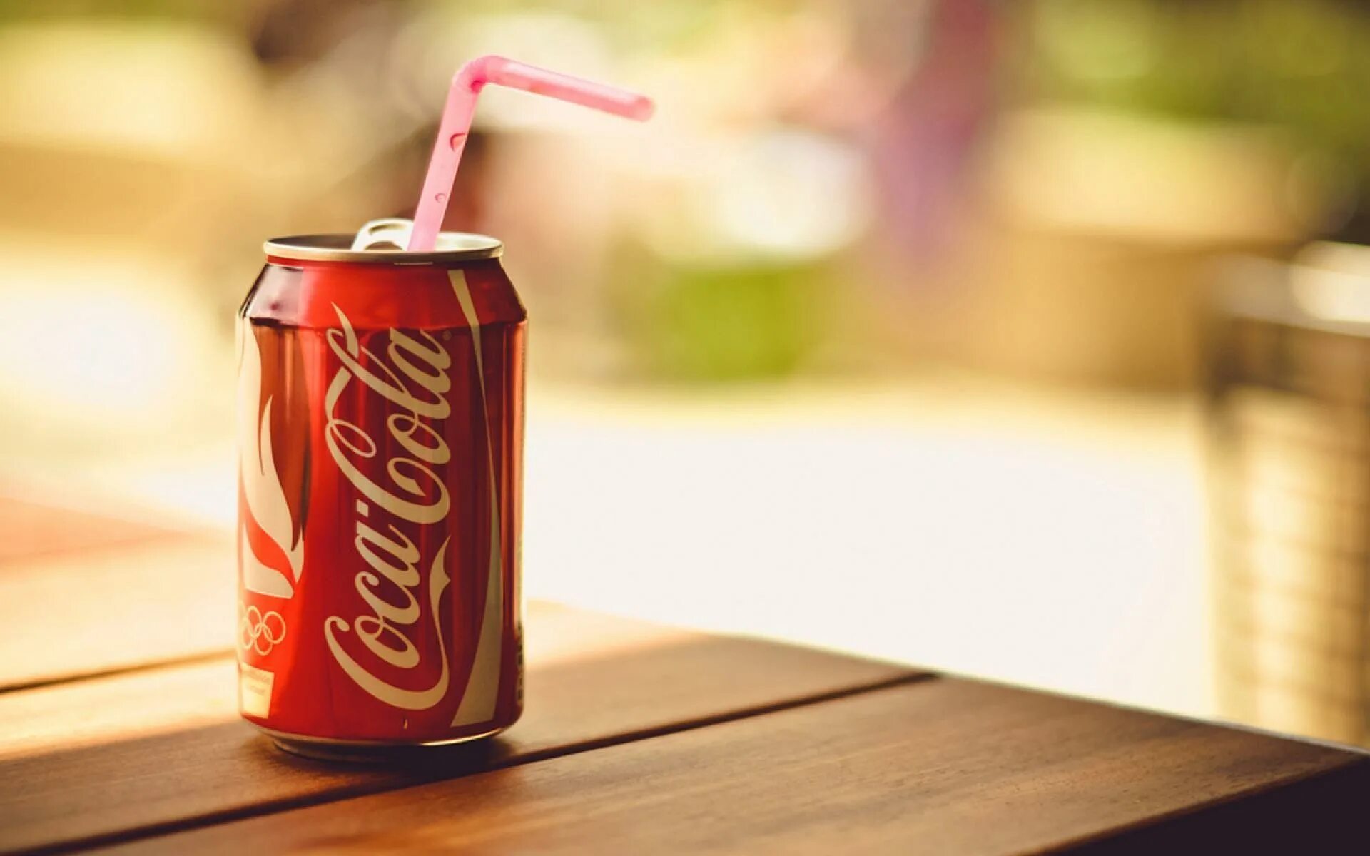 Обои coca cola. Кола. Кола с трубочкой. Coca Cola напиток. Кока кола с трубочкой.