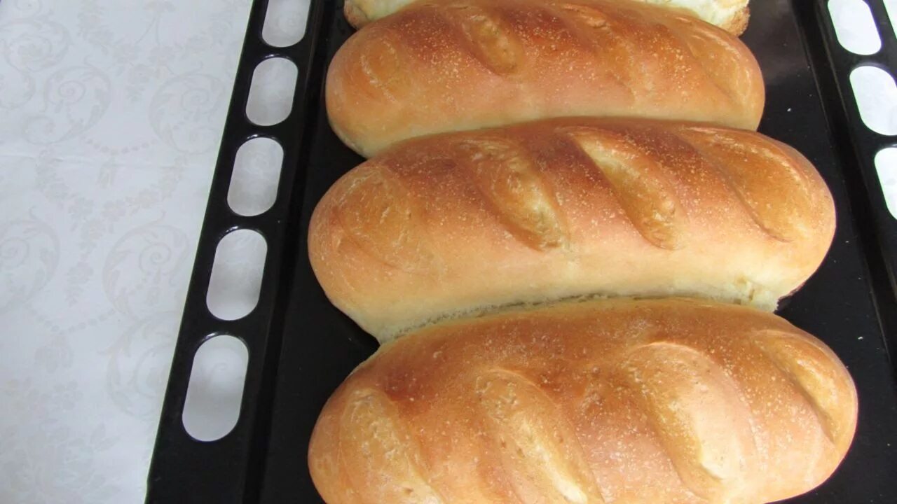 Белый хлеб в духовке. Выпечка теста для хлеба. Батон из дрожжевого теста. Воздушный хлеб в духовке.
