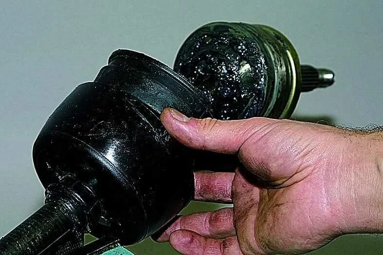 Как поменять внутренний шрус на ниве. Пыльник шруса внутренний нива 2121. пыльник шруса внутренний нива 21214. нива 2121 привод передних колес корпус шарнира. пыльник привода нива 2121.
