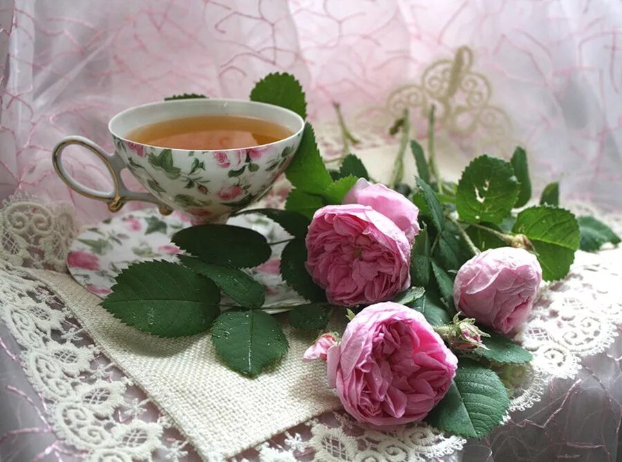 Картинка утро доброе розовое. Доброе утро розы. С добрым утром розы. Кофе и розы с добрым утром. Утренний чай с цветами.