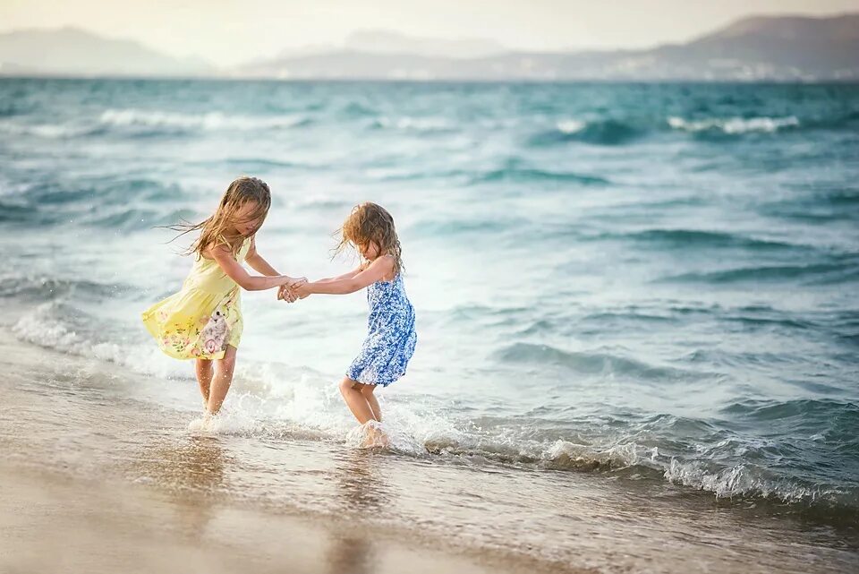 Дети на море. Дети на берегу моря. Подруги на море с детьми. С сестрой на море. Мама где море