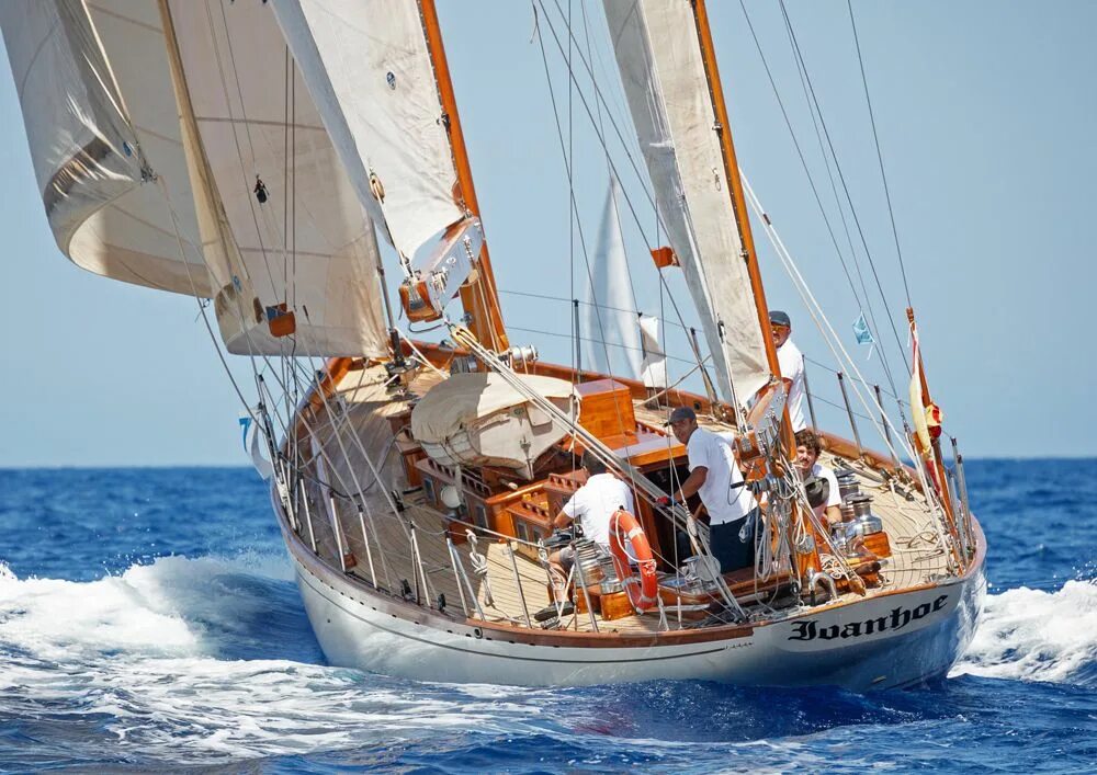 Яхта айвенго. Nordhavn 76. Парусная яхта штурвал. Картер 30 яхта. Яхта айвенго.