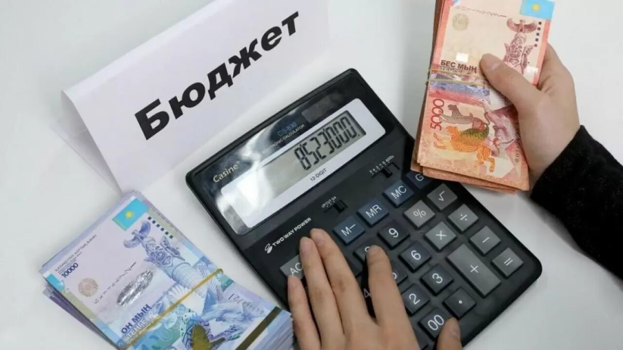 Салық кодексі. Бюджет Казахстана. Калькулятор тенге. Бухгалтерия Казахстан. Бюджет фото.