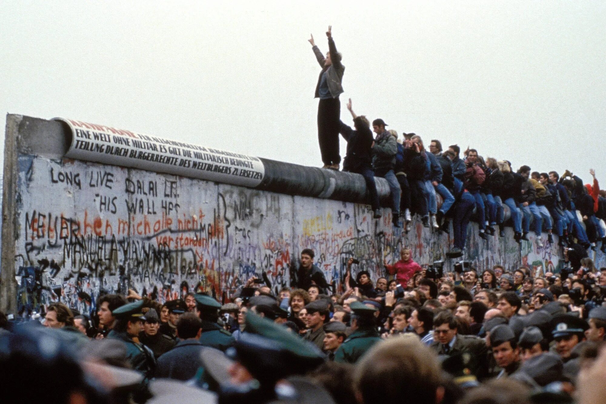 Wall fall. 9 Ноября 1989 Берлинская стена. Крушение Берлинской стены 1989. Берлинская стена (Berlin Wall). Берлинская стена 1989 Горбачев.
