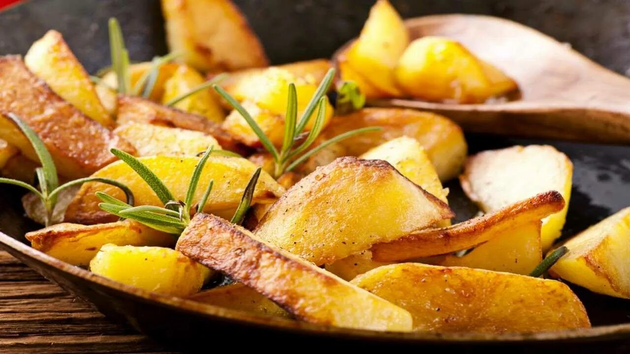 Как вкусно пожарить картошку с салом. Пересолила жареную картошку как исправить.
