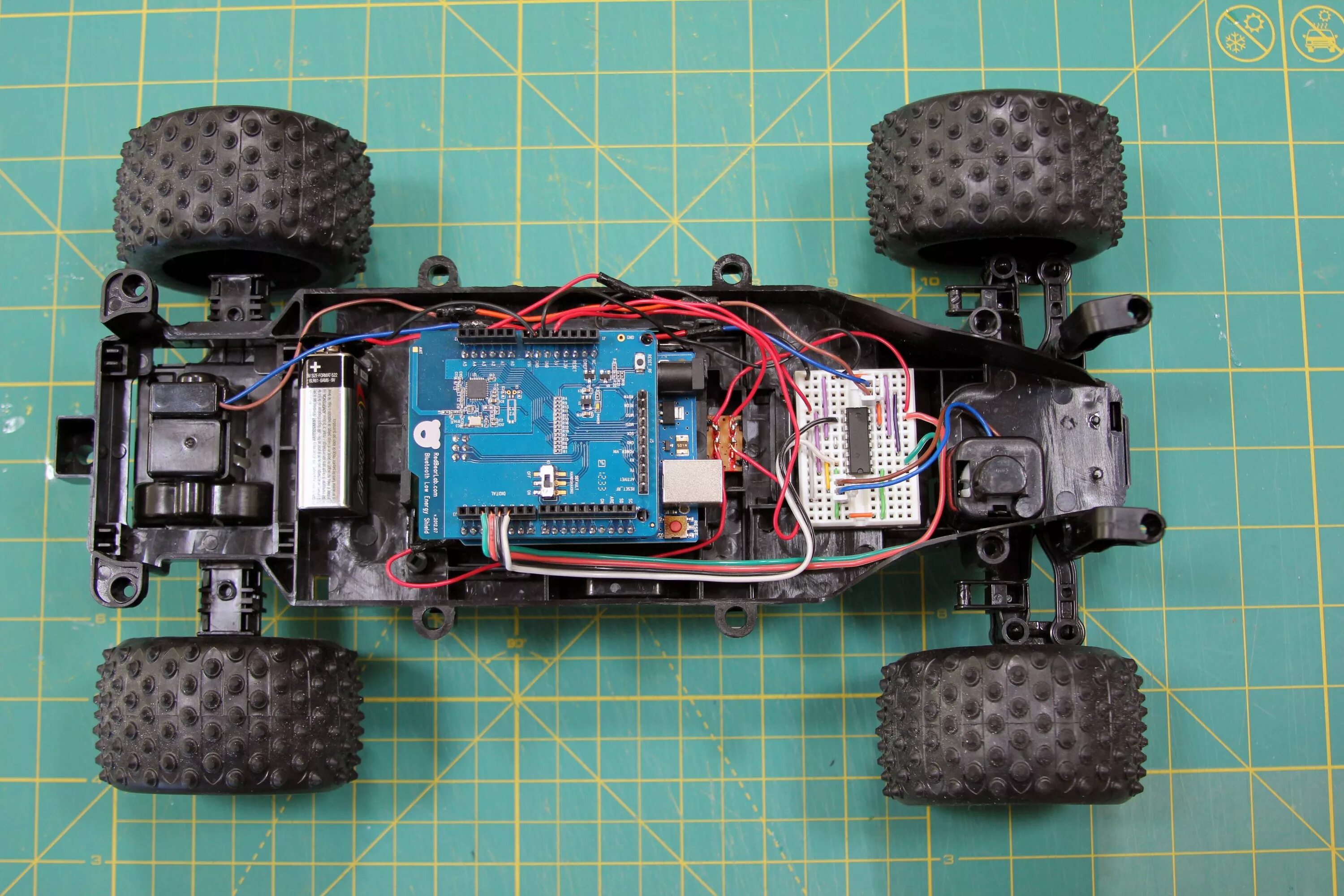 Что можно сделать на ардуино. Ардуино уно машинка. arduino uno робот. робот на ардуино уно. машинка 4 на 4 ардуино.
