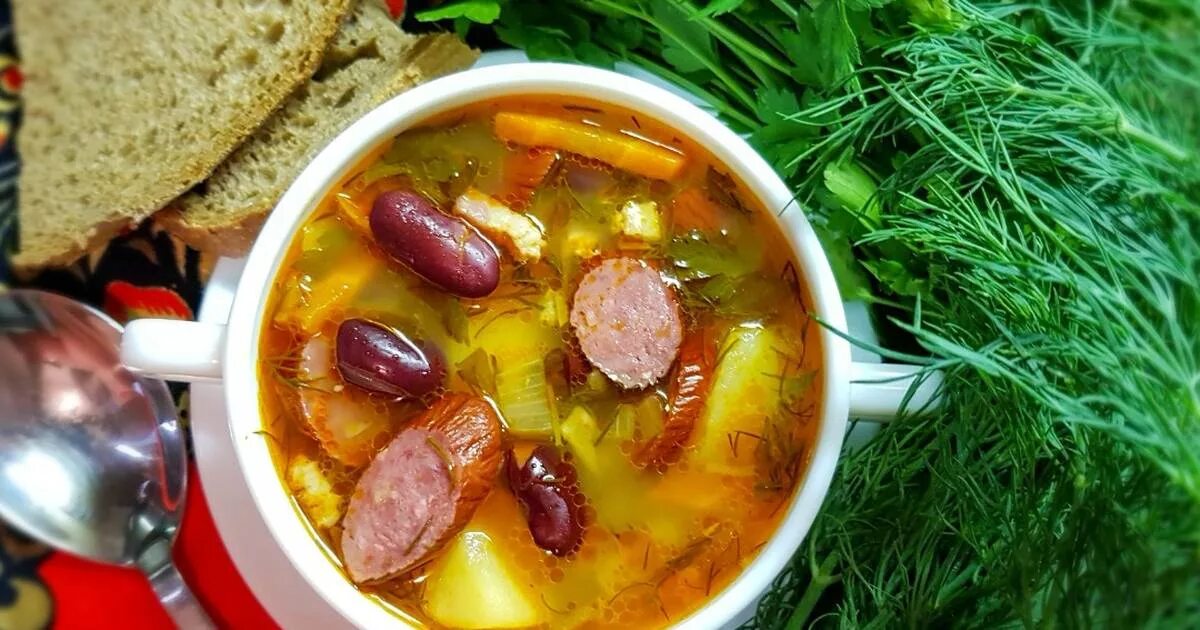Суп с копчёными рёбрышками. Суп с копчеными колбасками. Гороховый суп с копченостями ребрышками. Суп с копченостями. Чечевичная шурпа.