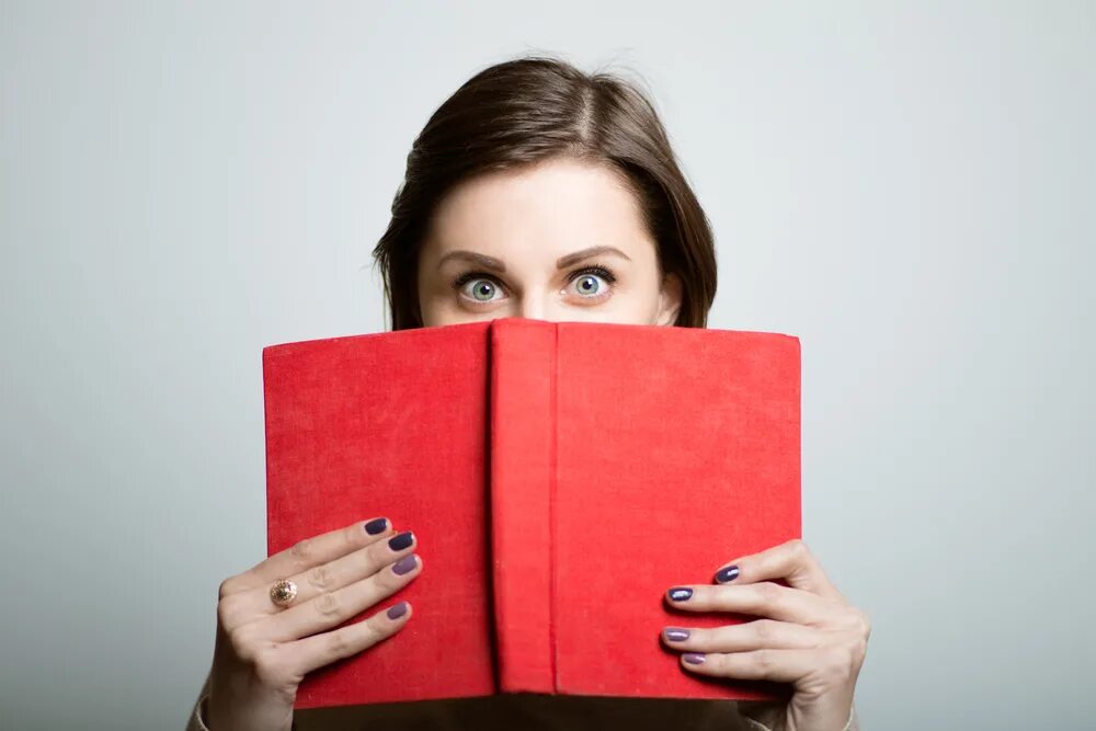 Читаем бай. Девушка книга сюрприз. Женщина с книгой. Обложки книг с женщинами. A girl holding a book.