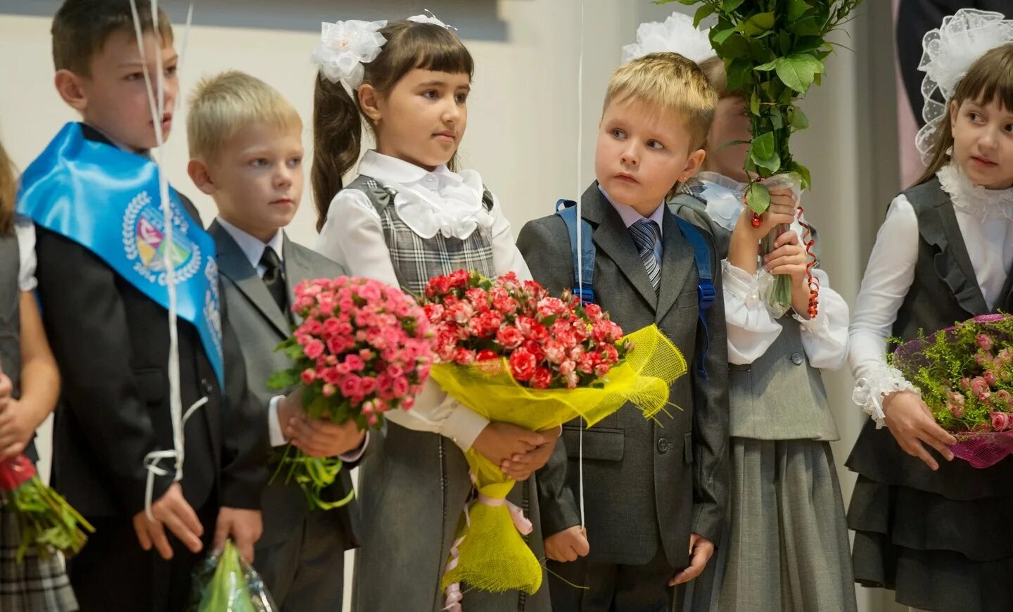 Школьная линейка 1 сентября. Дождливое 1 сентября. День знаний фото. Погода на сентябрь 2022. Прогноз 1 сентября.