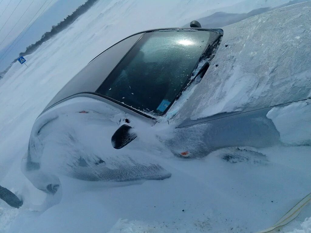 Застревают в сугробах. Машина застряла в снегу. Замерзшая машина. Машина застряла в сугробе. Машина в снегу замерзший.