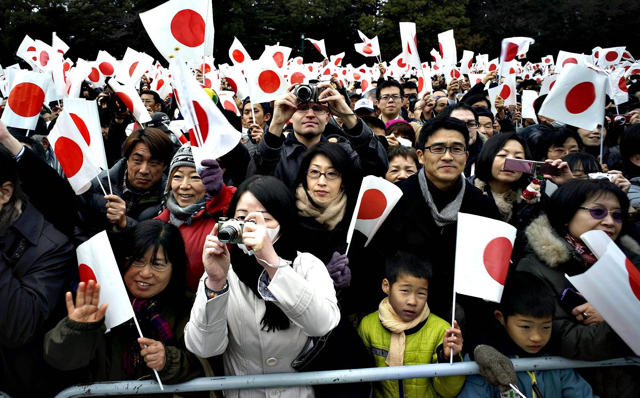 Сколько человек проживает в японии. Япония миграция населения. Население Японии. Много японцев. Толпа японцев.