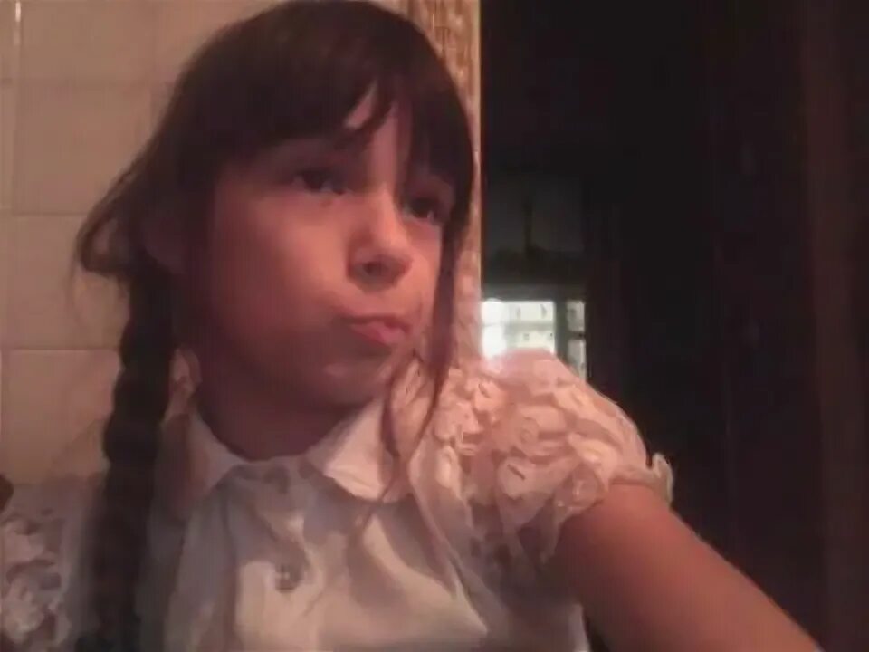 Сестра согласилась. Две девочки старшая и младшая. Сестренка согласилась. Старшая и младшая сестра. Две сестры старшая и младшая.