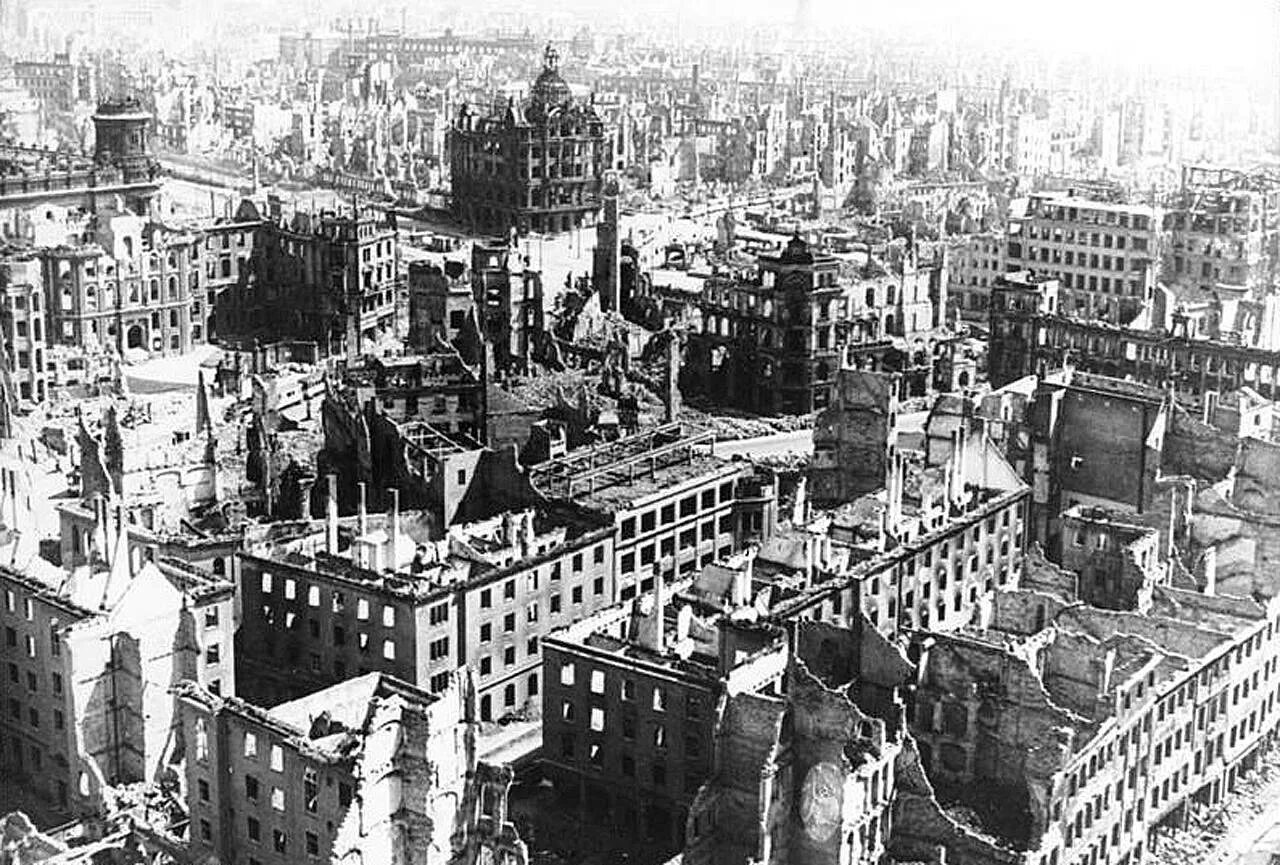 Немецкие города после войны. Дрезден бомбардировка 1945. Дрезден после бомбардировки 1945. Разрушенный Дрезден 1945. Дрезден после бомбежки 1945 год.