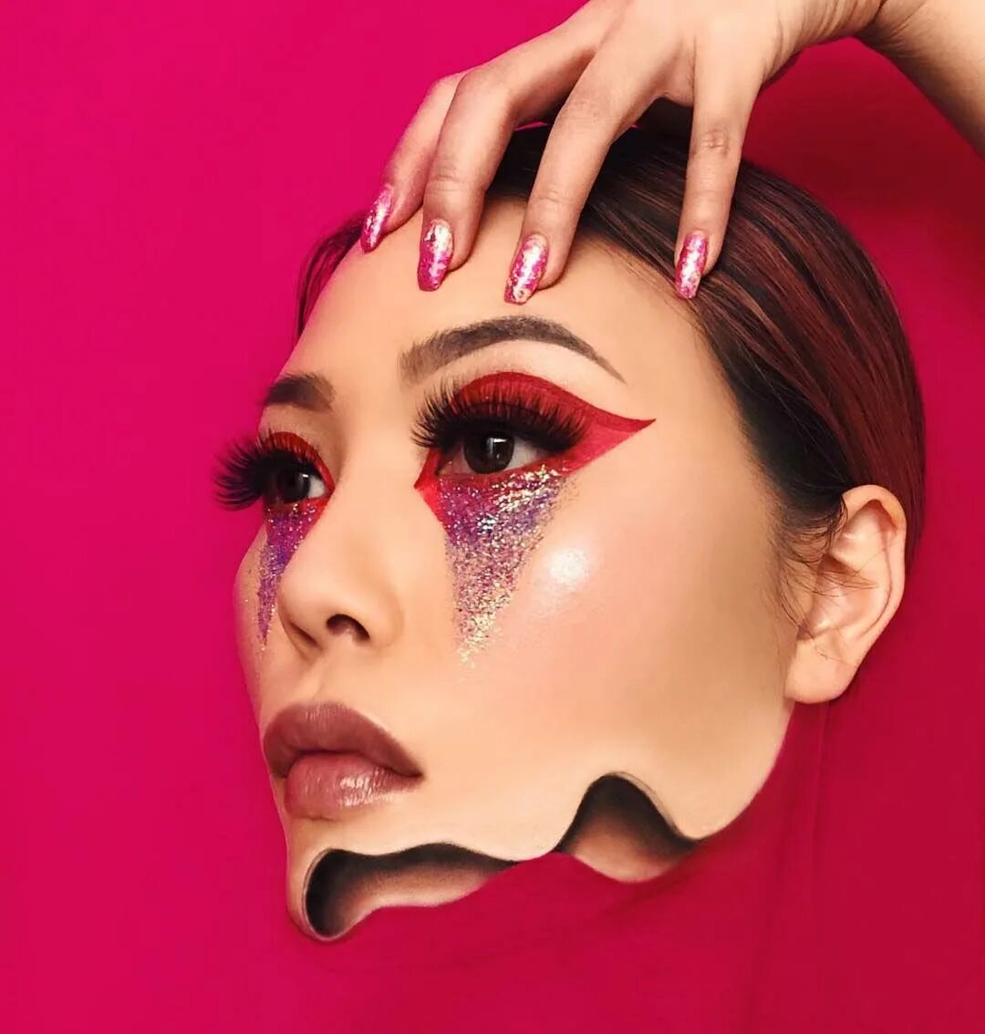Оптические иллюзии в макияже. Свое лицо. Свое лицо. Девушка улыбается. Художница иллюзии на лице.