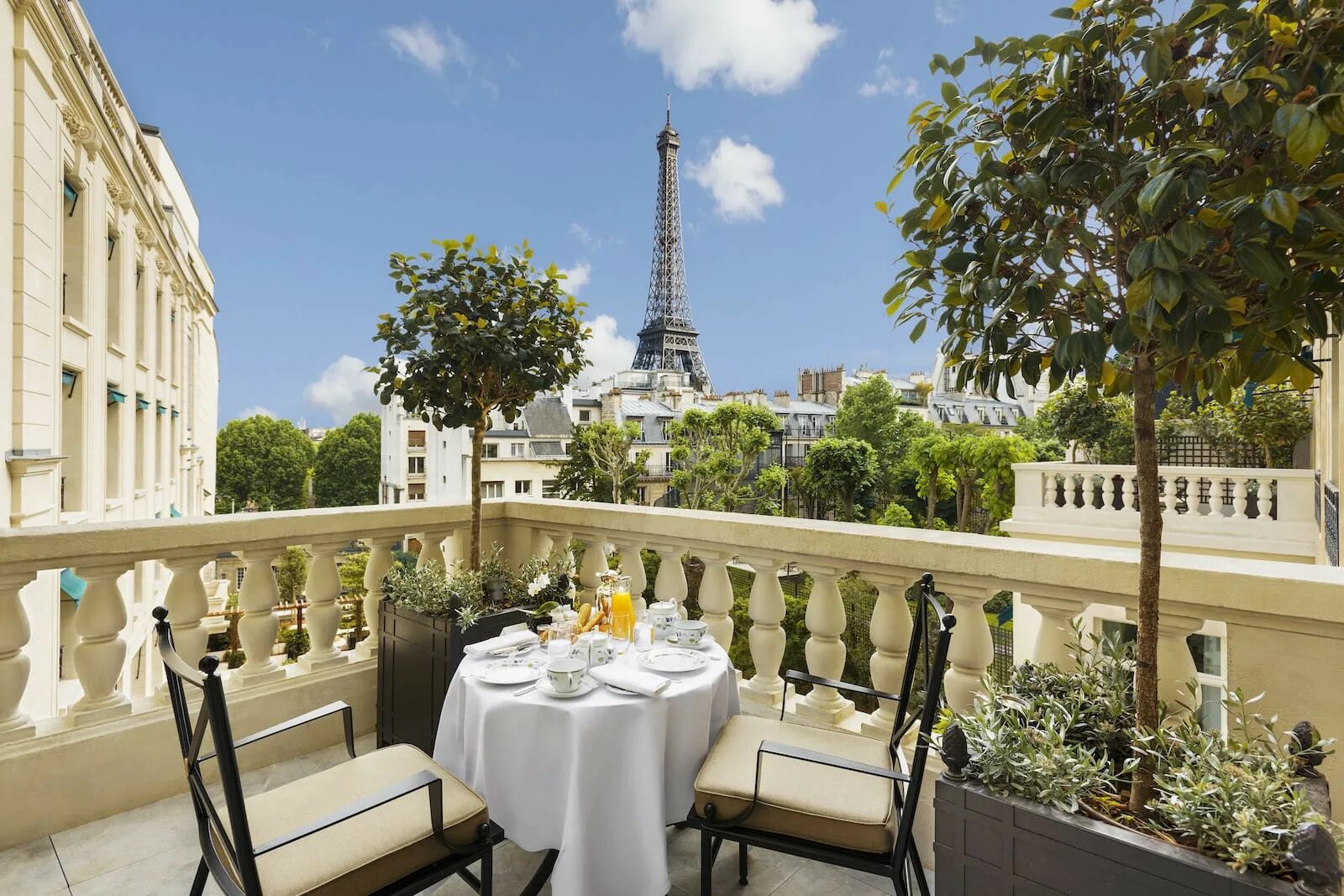 Отель Shangri la Париж Франция. Отель Shangri-la Hotel, Париж. Шангри ла Париж отель фото. Шангри ла терраса Париж.