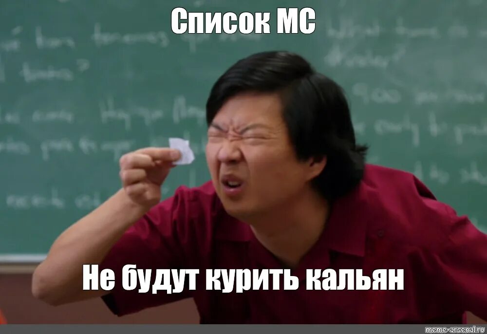 Пытается разглядеть