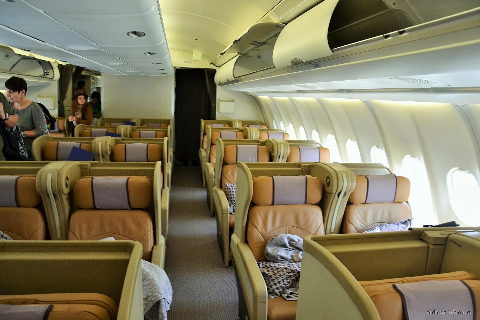 Салон самолета а 330. Аэробус а330-300 салон. airbus a330-300 бизнес класс. airbus a330 салон. аэробус а330 салон самолета.