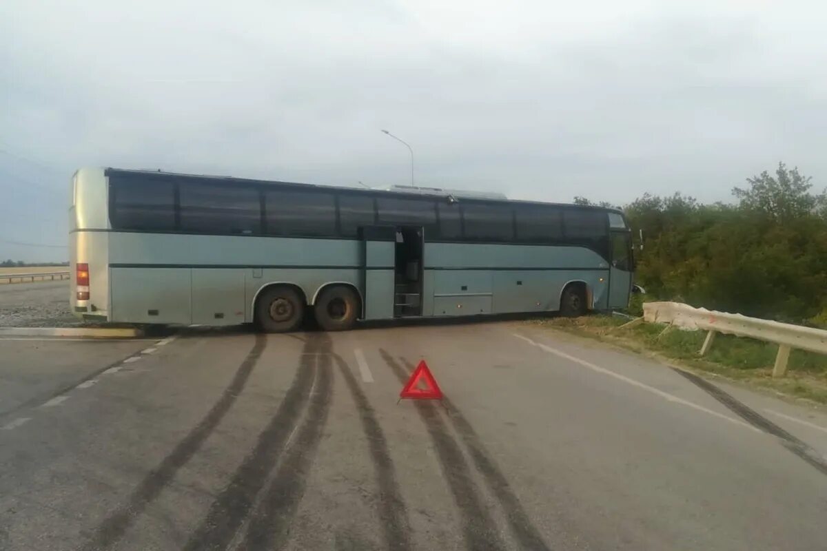 Автобус ростов зимовники. Автобус на дороге. Автобусы Волгодонск. ДТП на трассе Ростов Волгодонск. Авария Дубовское Ростовской области.