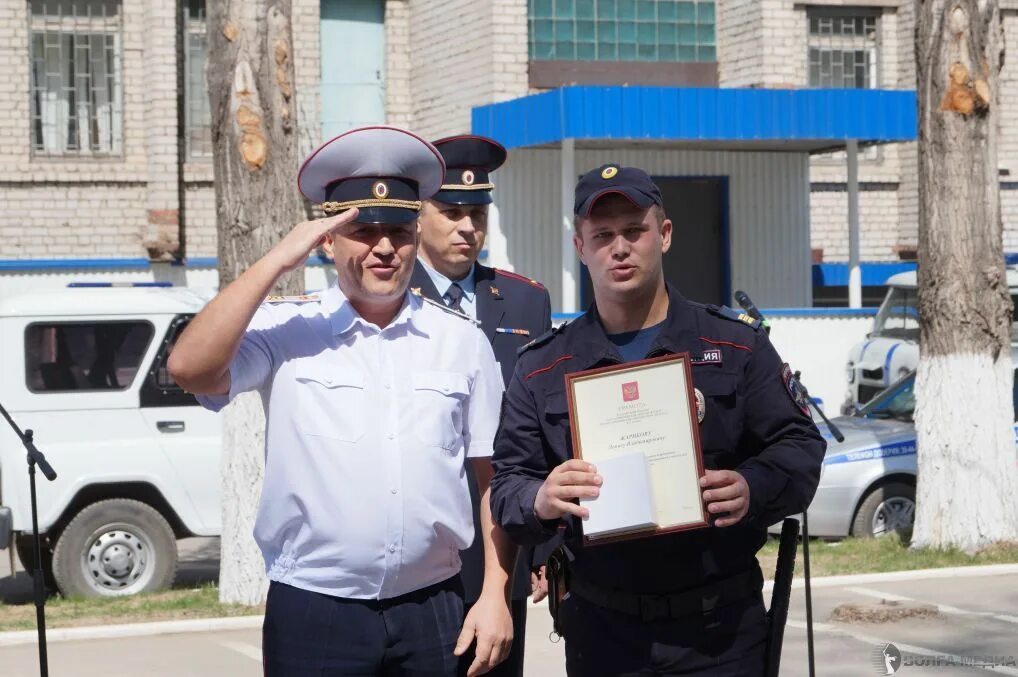 Сотрудник дпс волгоград. Полиция волгоград машины. Волгоградская полиция. Полиция волгоград номер телефона. Милицейские служебные вещи.
