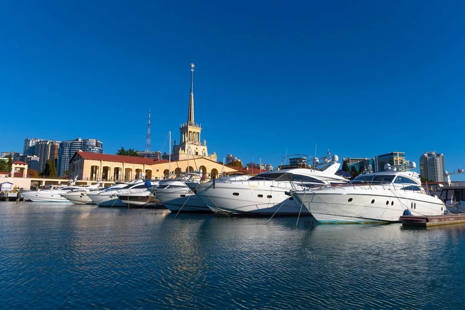 Морпорт сочи прогулки. Морпорт сочи яхты. яхты в порту сочи. сочи пристань яхт.