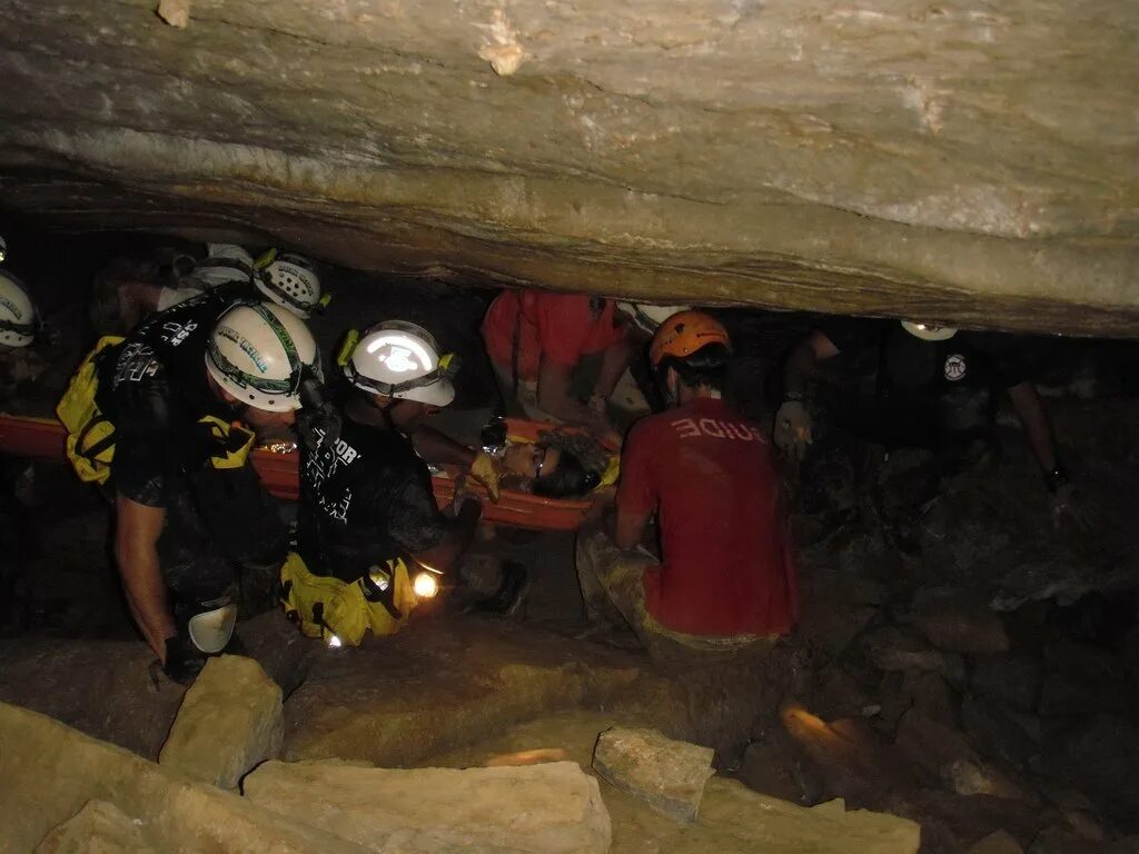 Нашли детей в пещере. Мальчики в пещере в тайланде. Спасательная операция в тайланде в пещере. Футбольная команда в пещере в тайланде. Тайланд 2018 дети в пещере.