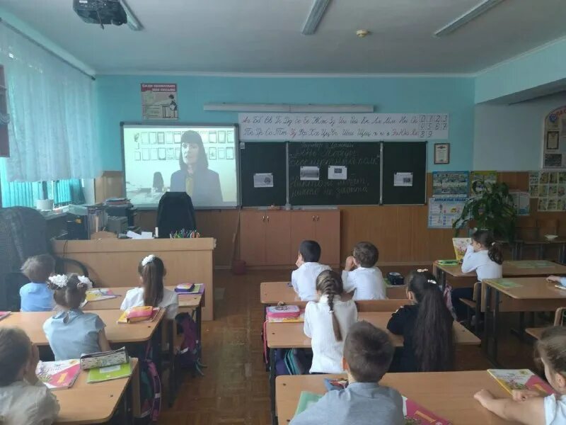 в школе 20 классов в каждом