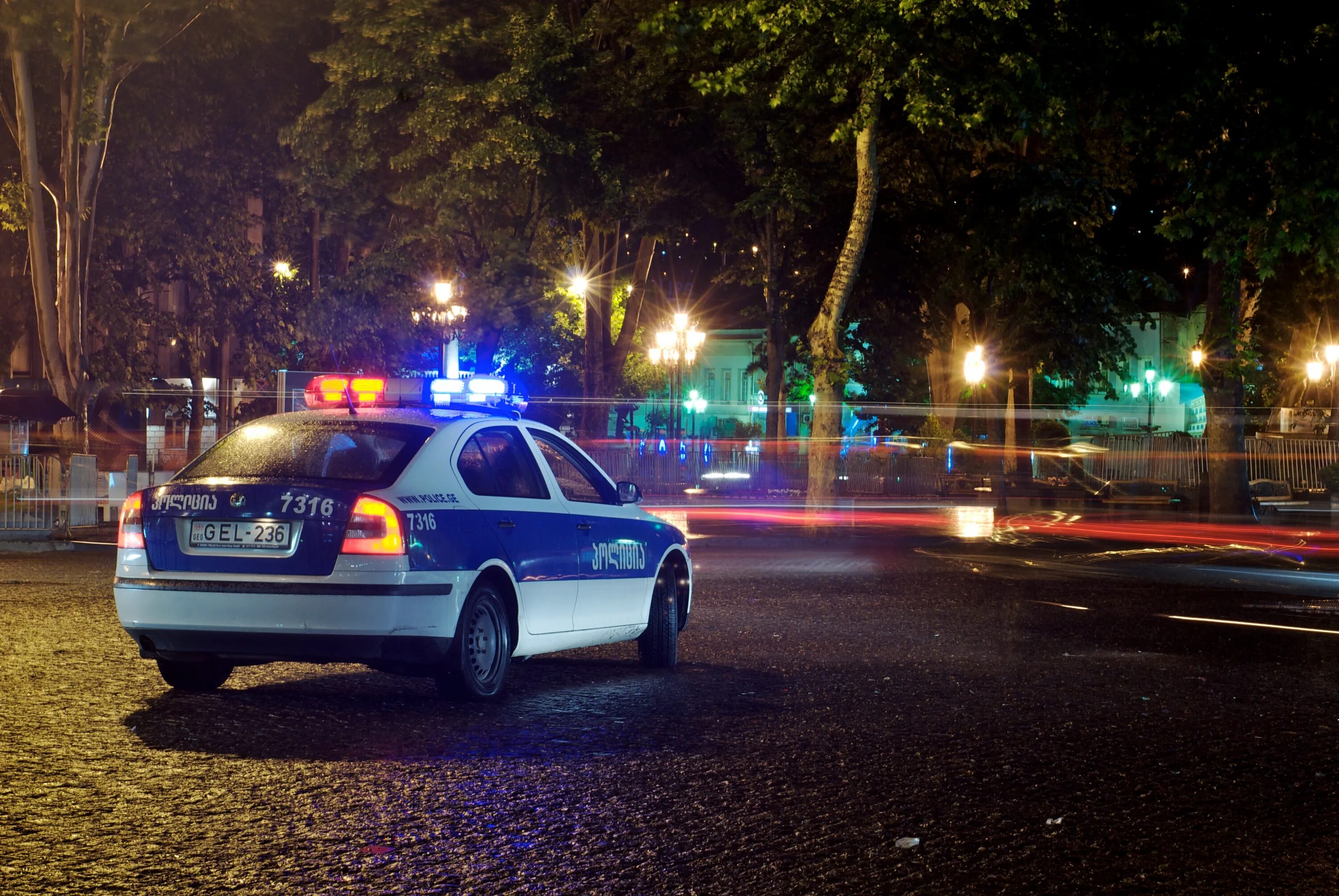 Машина полиции ночью. Машина полиции зимой ночью. Полицейская тачка в ночи. Полицейская погоня ночью. Полицейские мигалки в темноте.