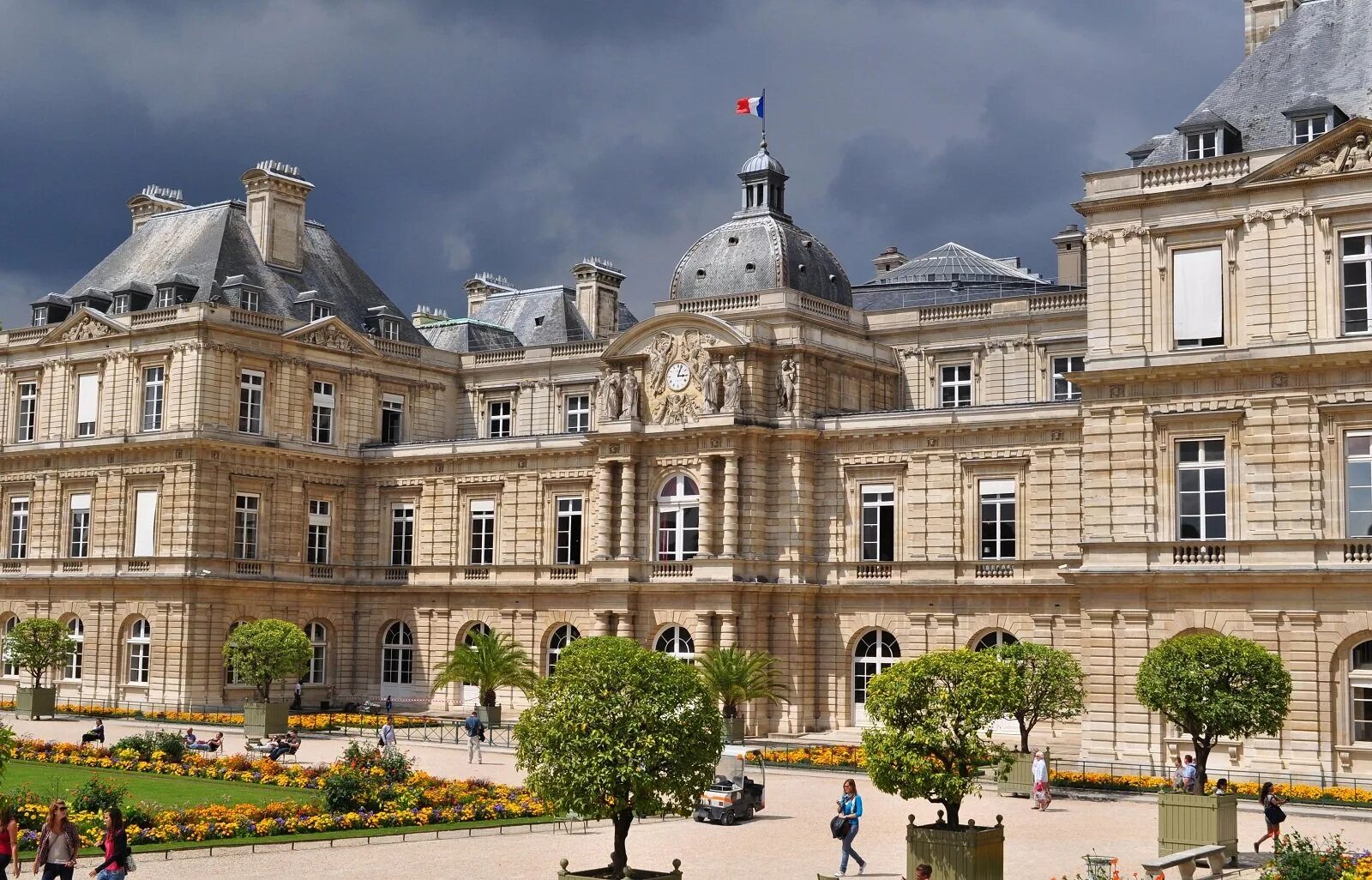 Дворец марии медичи в париже. Дворец марии медичи. Люксембургский дворец в париже. Люксембургский дворец в париже внутри. Люксембургский дворец саломон де бросс.