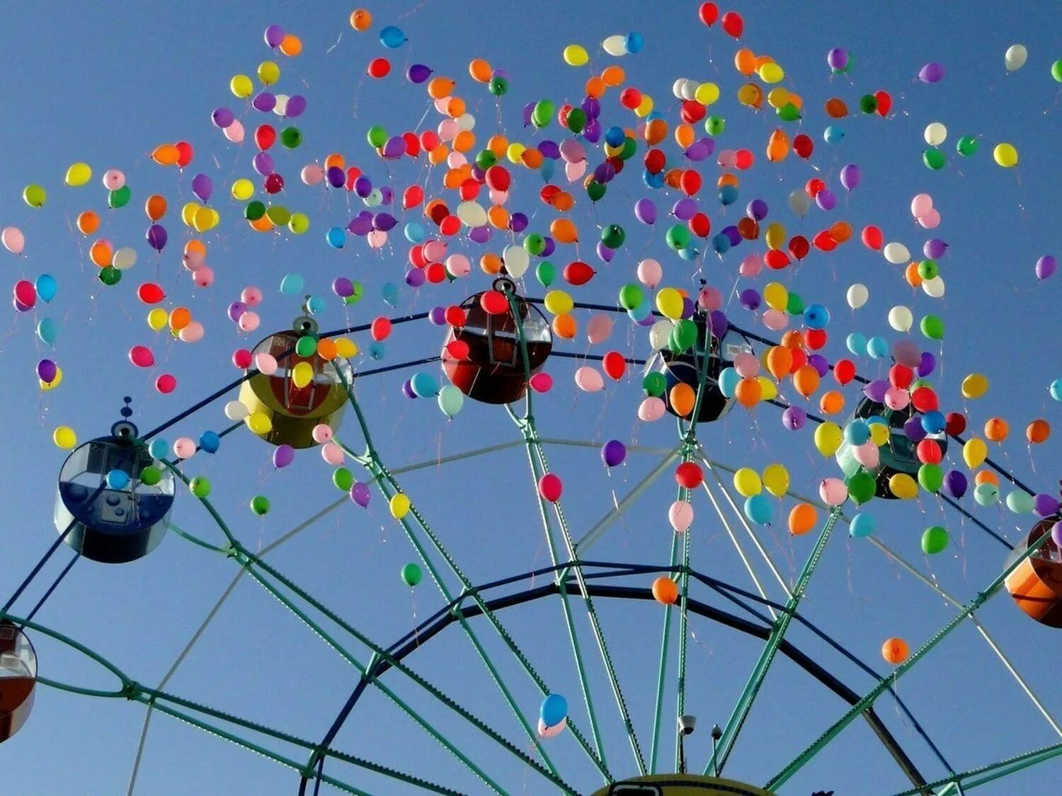 В парке на карусели по кругу установлены. Карусель. Воздушные шары. Шар в парке аттракционов. Карусель с шариками.