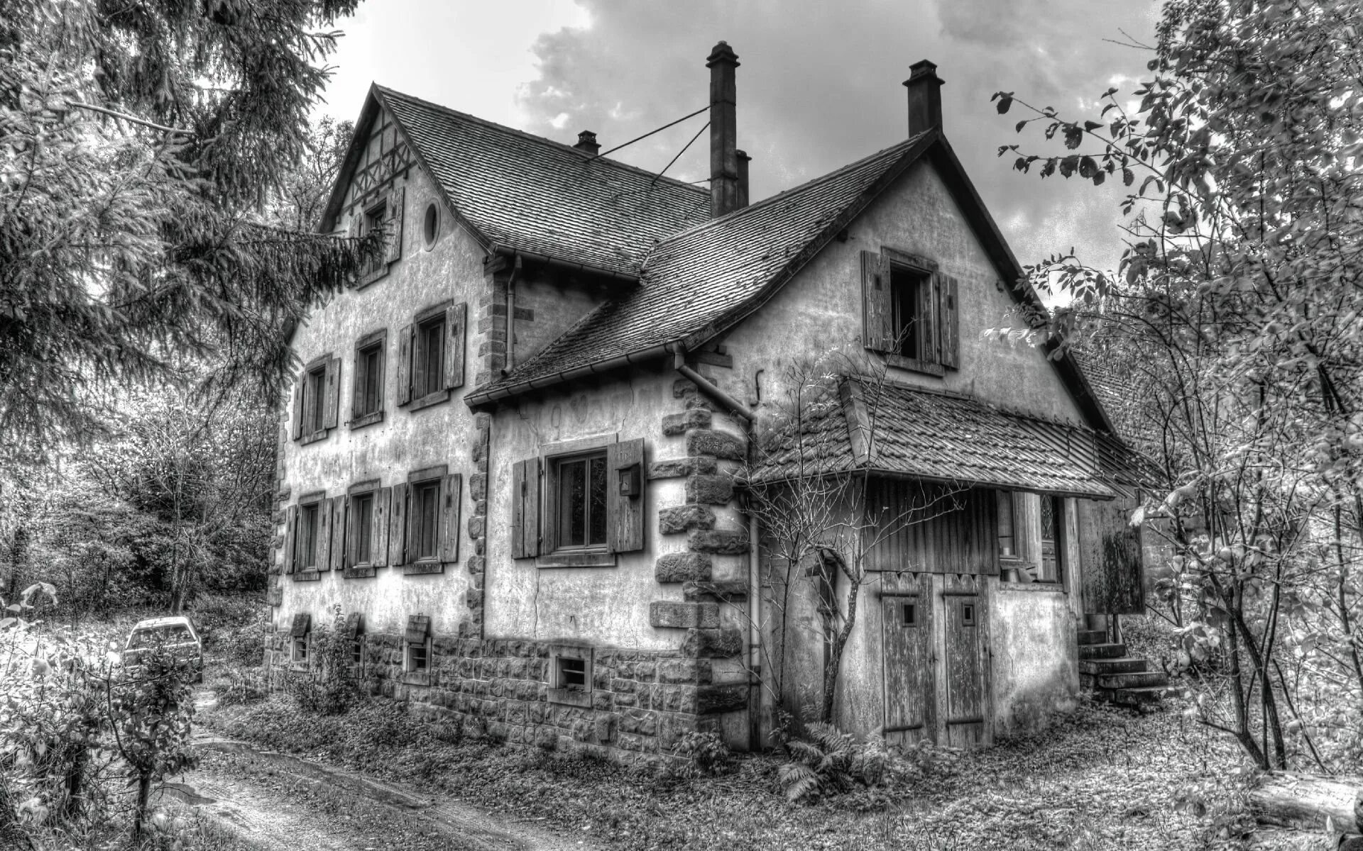 Старый серый дом. Старый деревянный дом. Старый домик. Старые дома. Дом черно белый.