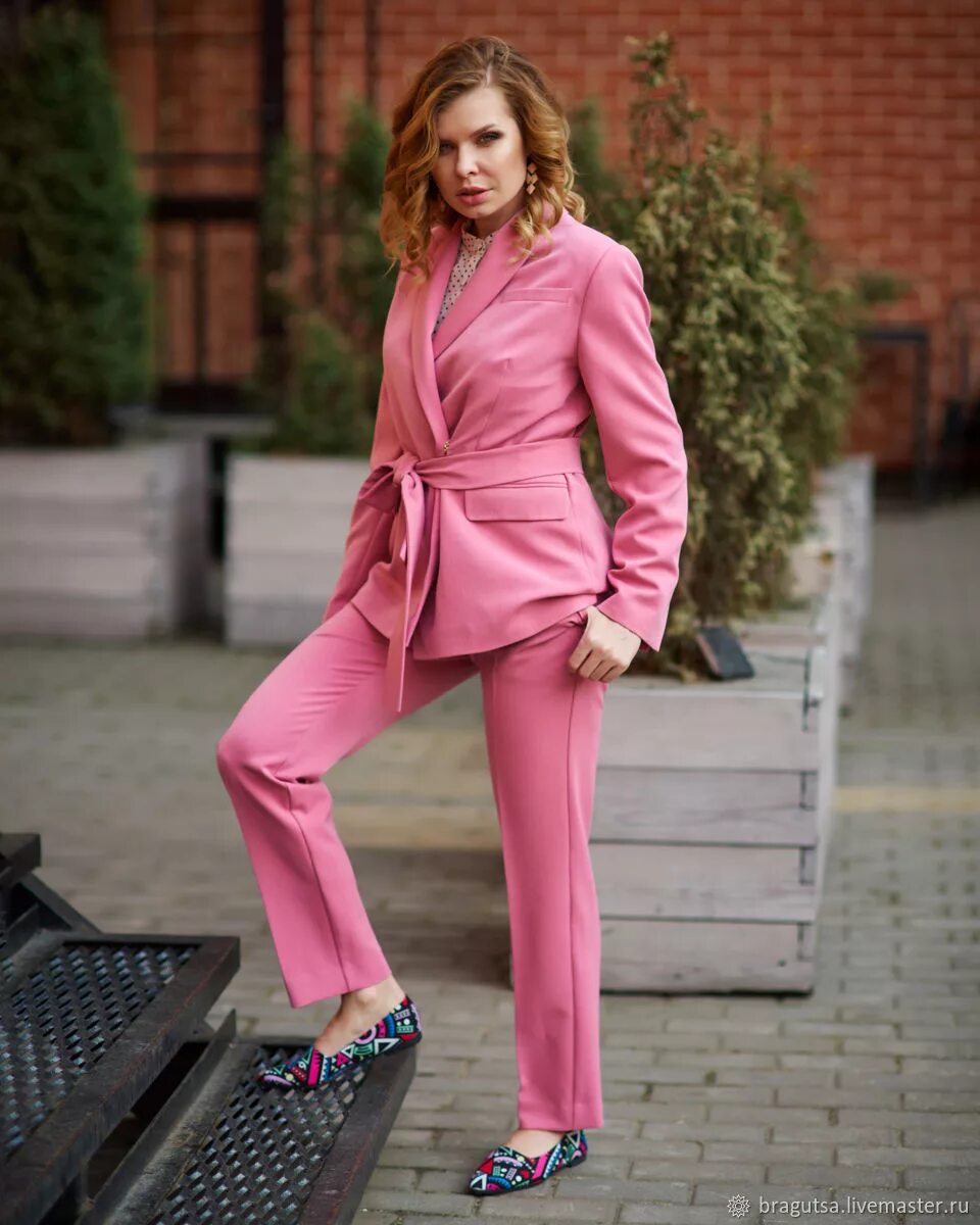 Летний брючный костюм женский. Синий брючный костюм женский. Розовый костюм. Бижутерия под красный брючный костюм. Синий классический костюм женский.