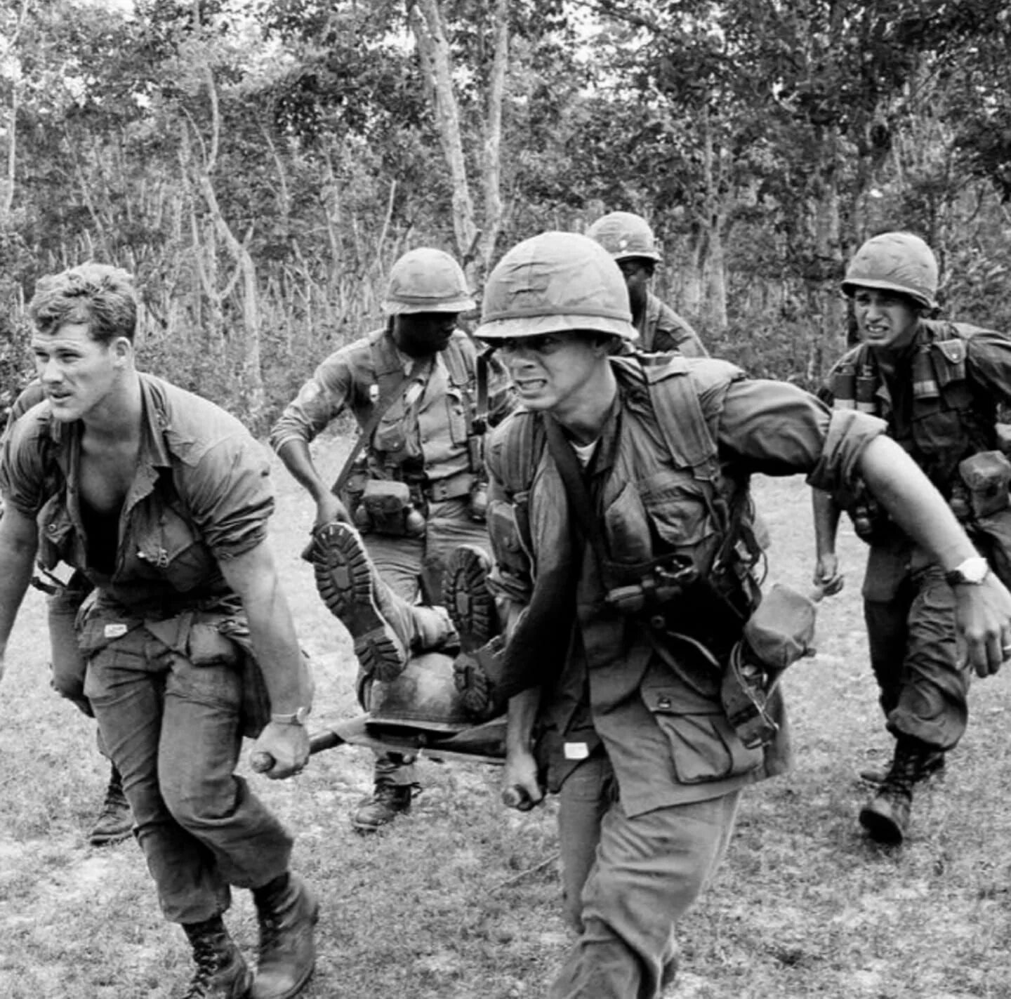 They carry he. Солдаты США во Вьетнаме.