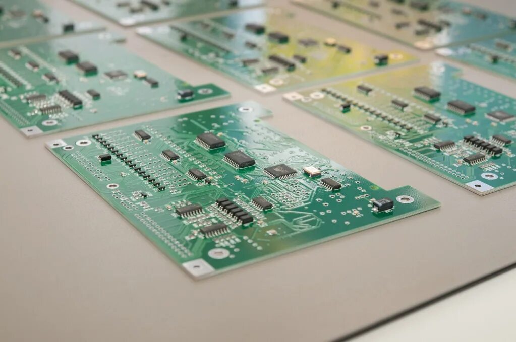 Поверхностный монтаж SMD. СМД монтаж печатных плат. Поверхностный монтаж SMD компонентов. SMD плата.