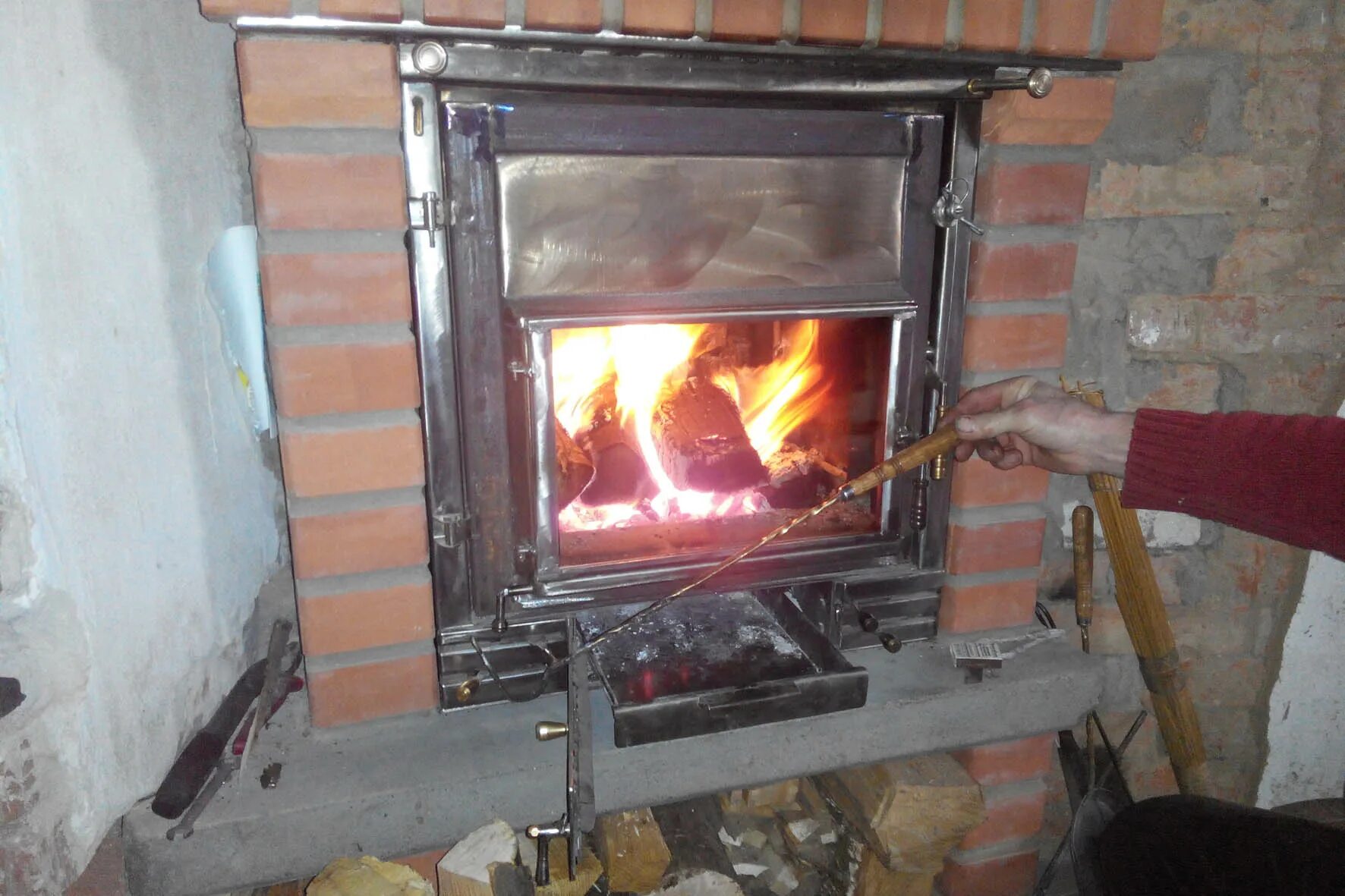 Можно ли печку. Переделка печи в камин. Камин с поддувалом. Переделать печь в камин. Переделать печку в камин.