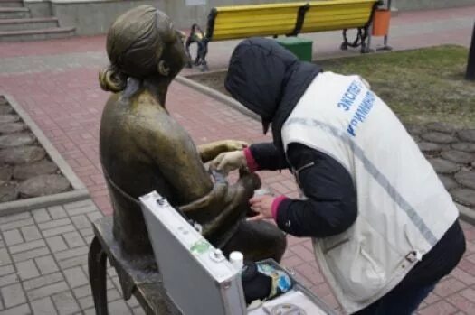 Статуя бабушки в Белгороде. Скульптура воспоминание. Скульптура "бабушка" Белгород Автор. Руки статуи бабушки. Поступи белгород