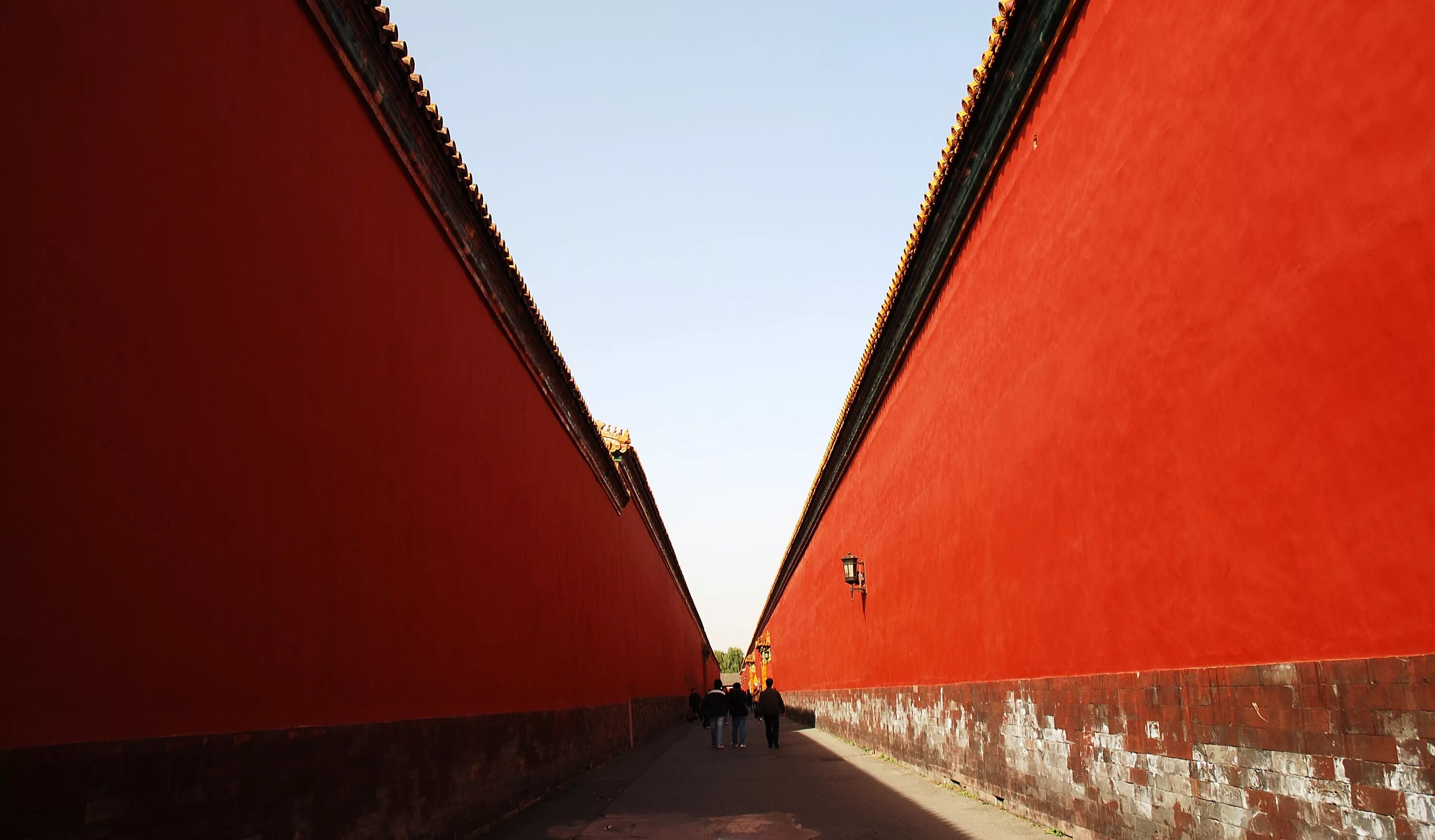 Город стена красная. Красная стена. Китайские Red Wall. Красная стена запретного города Китая. Музей с красными стенами.