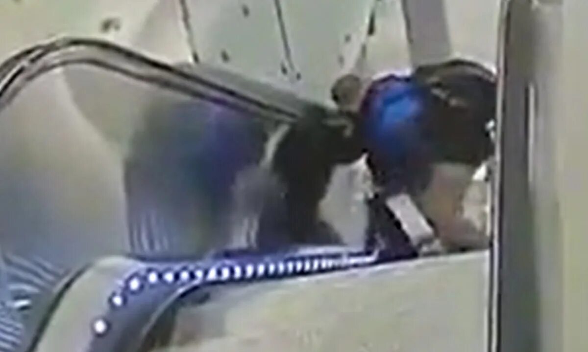 Спасли ли. В Москве 11-летнему мальчику на станции «Окружная». Мальчика зажевало на эскалаторе. Мальчику зажевало голову эскалатором.