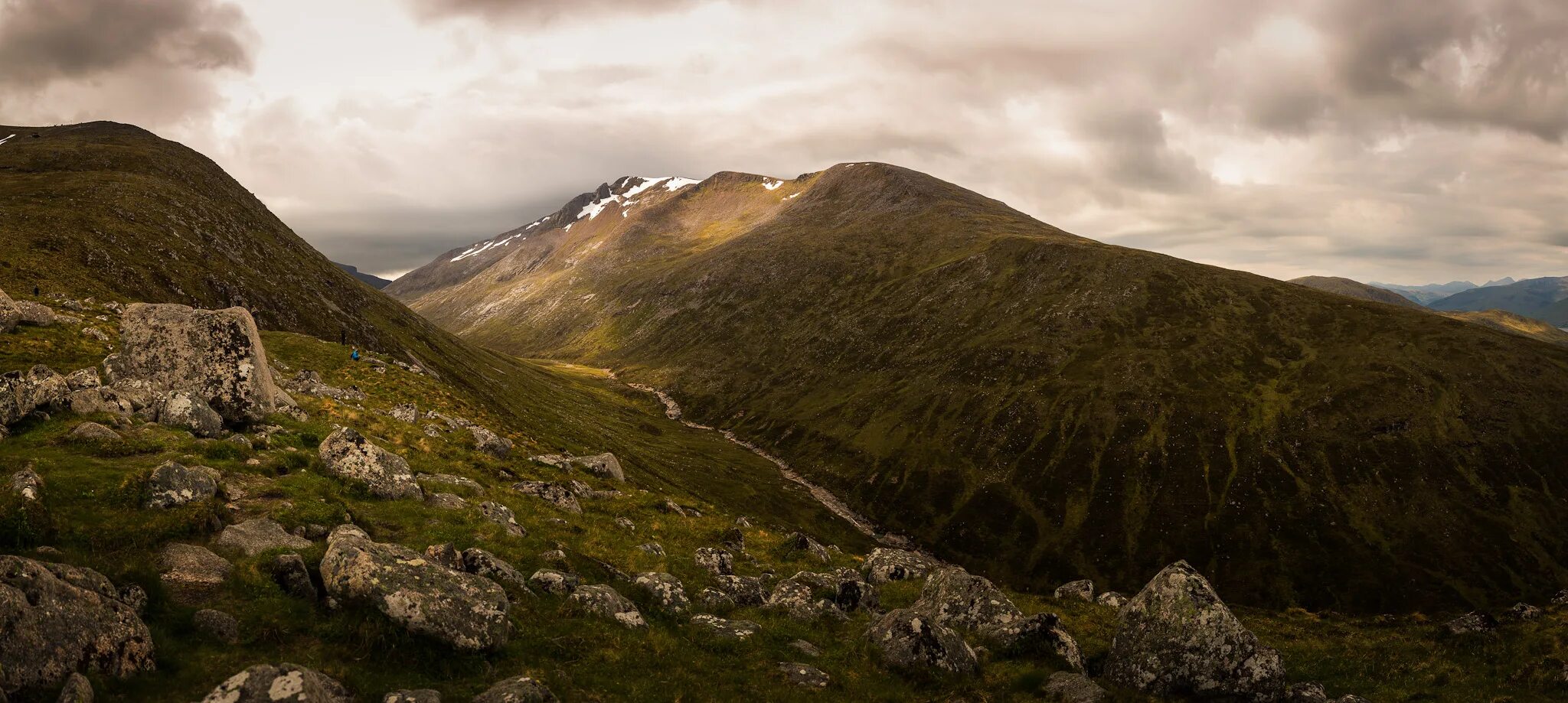 Гора Бен Невис в Шотландии. Бен-Невис грампианские горы. Самая высокая гора Великобритании Бен Невис. Грампианские горы Шотландия.