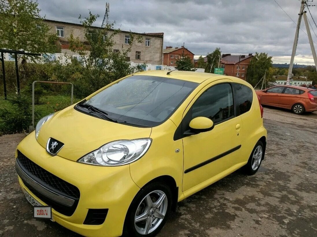 Машина Peugeot 107. Peugeot 100. Пежо 107 4 дверный 2011 год. Желтый Пежо 107 Севастополь. Купить пежо с пробегом в белоруссии