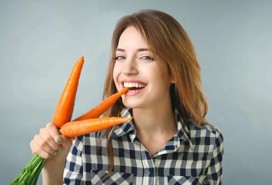 Морковки женские. Картинка девушка с морковкой. Сочная морковка. Девушка с морковкой. Сон морковь.