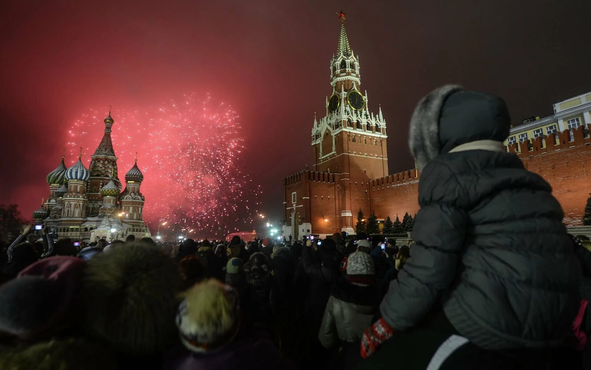 Настоящий новый год в россии. Новый год в России. Новый год в России красная площадь. Люди на площади в новый год. Люди на красной площади в новый год.