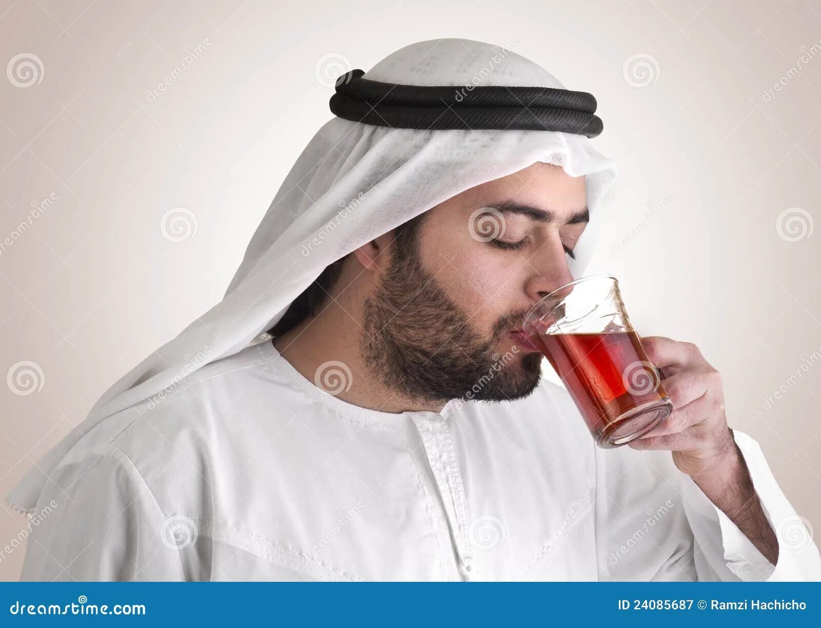 Арабская пито. Чай с арабом. Арабы пьют чай. Арабы бухают. Арабы пьют кофе.