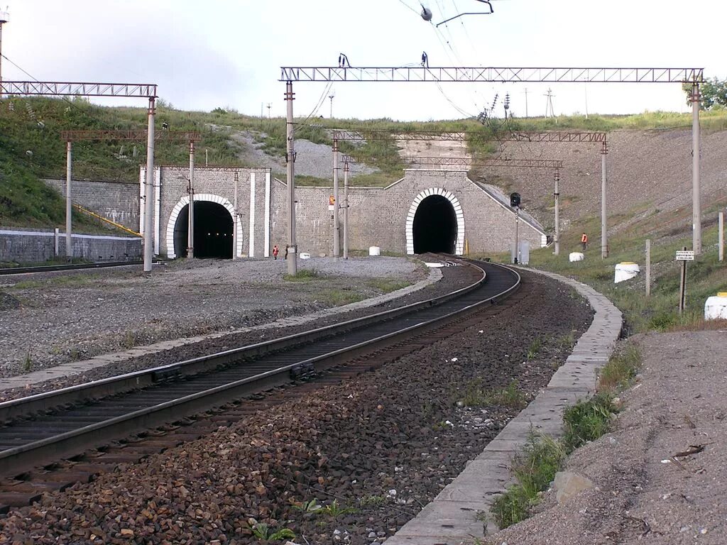 Перед входом в тоннель пассажирского поезда. Железнодорожный тоннель Транссиб. Джебский Железнодорожный тоннель. Железнодорожный тоннель под Амуром в Хабаровске. Транссибирская магистраль тоннели.