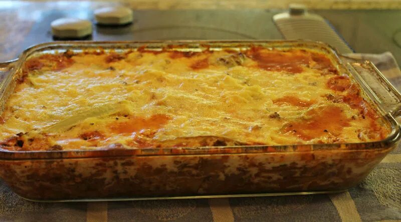 Запеканки духовке фото. Запеканка с капустой в духовке. Капустно-мясная запеканка в духовке. Запеканка из капусты с мясом. Капустная запеканка с мясом.