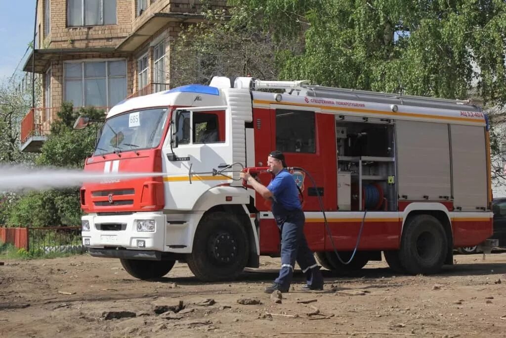 Посадка пожарных в автомобиль. АЦ-3.2-40/4 КАМАЗ. Розенбауэр КАМАЗ АЦ 3,2 -40/4. КАМАЗ 5387 АЦ 3,2-40/4. АЦ 3.2 40/4 КАМАЗ 43265.