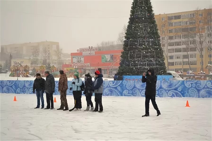 Расписание катков саранск. Каток на площади тысячелетия Саранск. Каток на Коваленко Саранск. Ледовый каток Светотехстрой. Каток на Юго западе Саранск Жилищник.