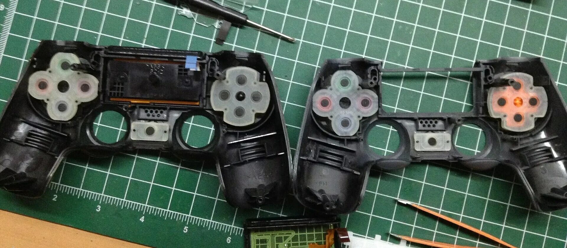 Dualshock 4 отличия. Dualshock 4 v1. dualshock 4 v1 и v2. отличие дуалшок 4 v1 от v2. отличие джойстиков ps4 v1 и v2.