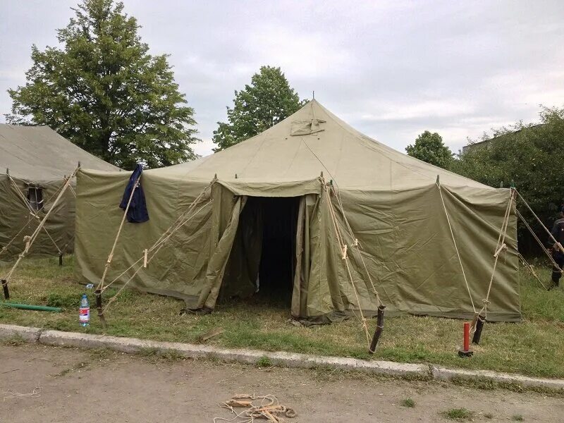 Армейских условиях. Военно полевой госпиталь палатка. Палатка армейская госпиталь. Армейская палатка военный городок 33. Полевая палатка армейская.